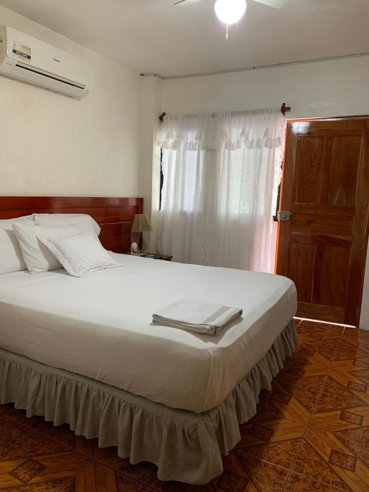 Casa De Huespedes Milena Hotel Puerto Baquerizo Moreno Ngoại thất bức ảnh
